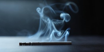 把名字写在烟上吸进肺里究竟出自哪首歌？